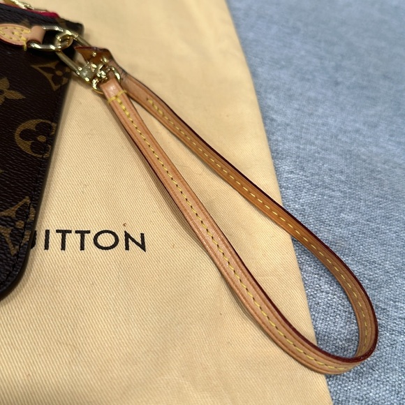 Louis Vuitton Monogram Wristlet In Excellent Condition - Picture 6 of 16